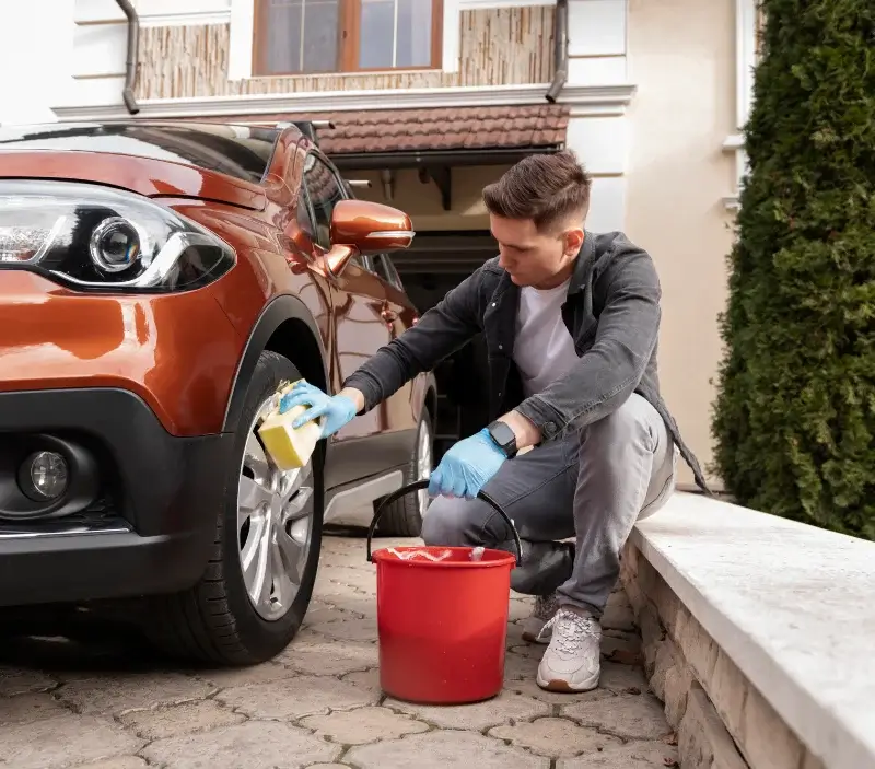 Lavage auto à domicile Bouesse : professionnel intervenant sur un véhicule